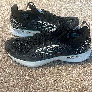 BRAND NEW Womens brooks levitate stealthfit 5 running shoe